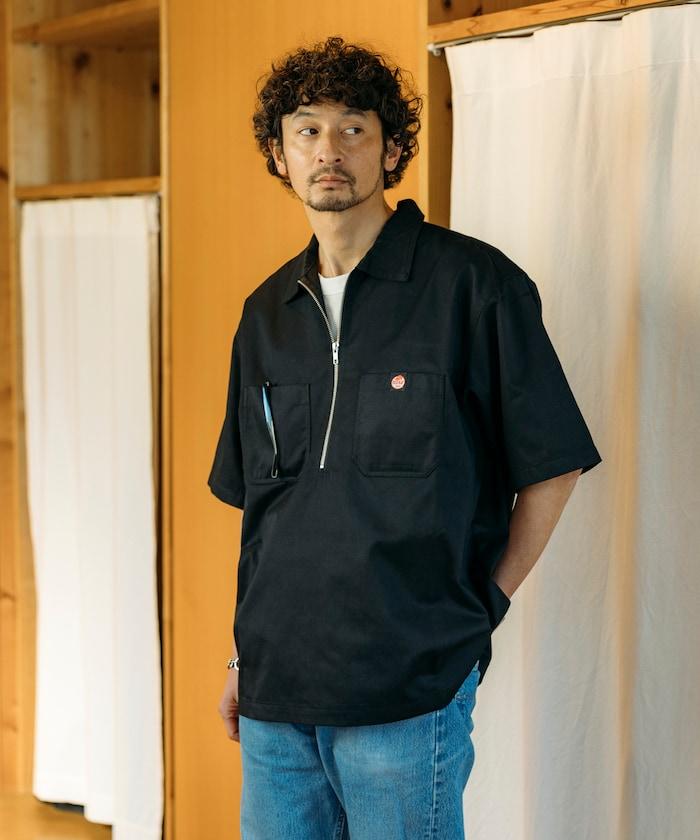 聯名 舒適版型 半拉鍊 一點標誌 短袖斜紋工裝襯衫 純色