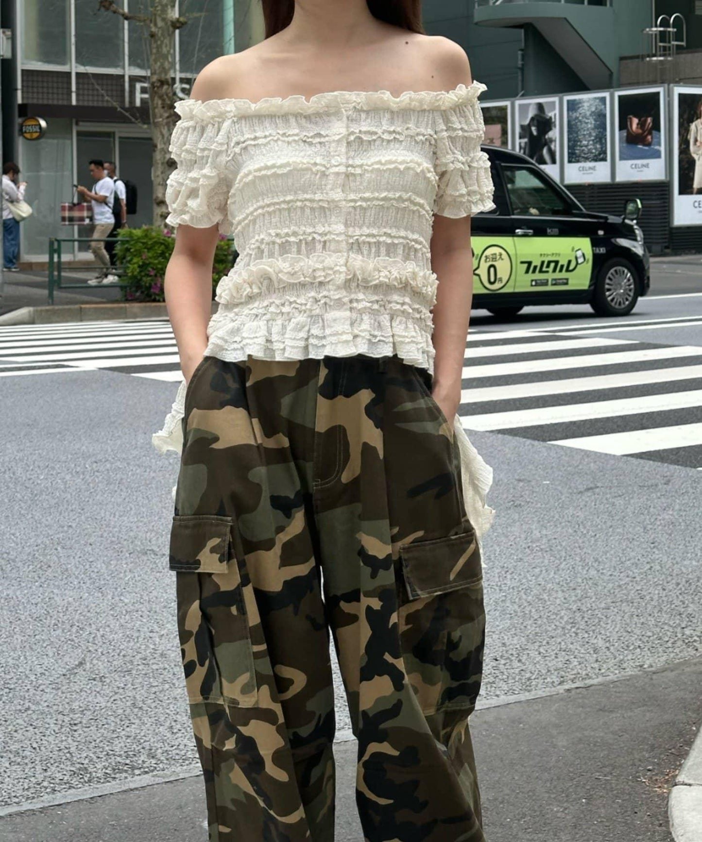 側邊荷葉邊露肩T恤