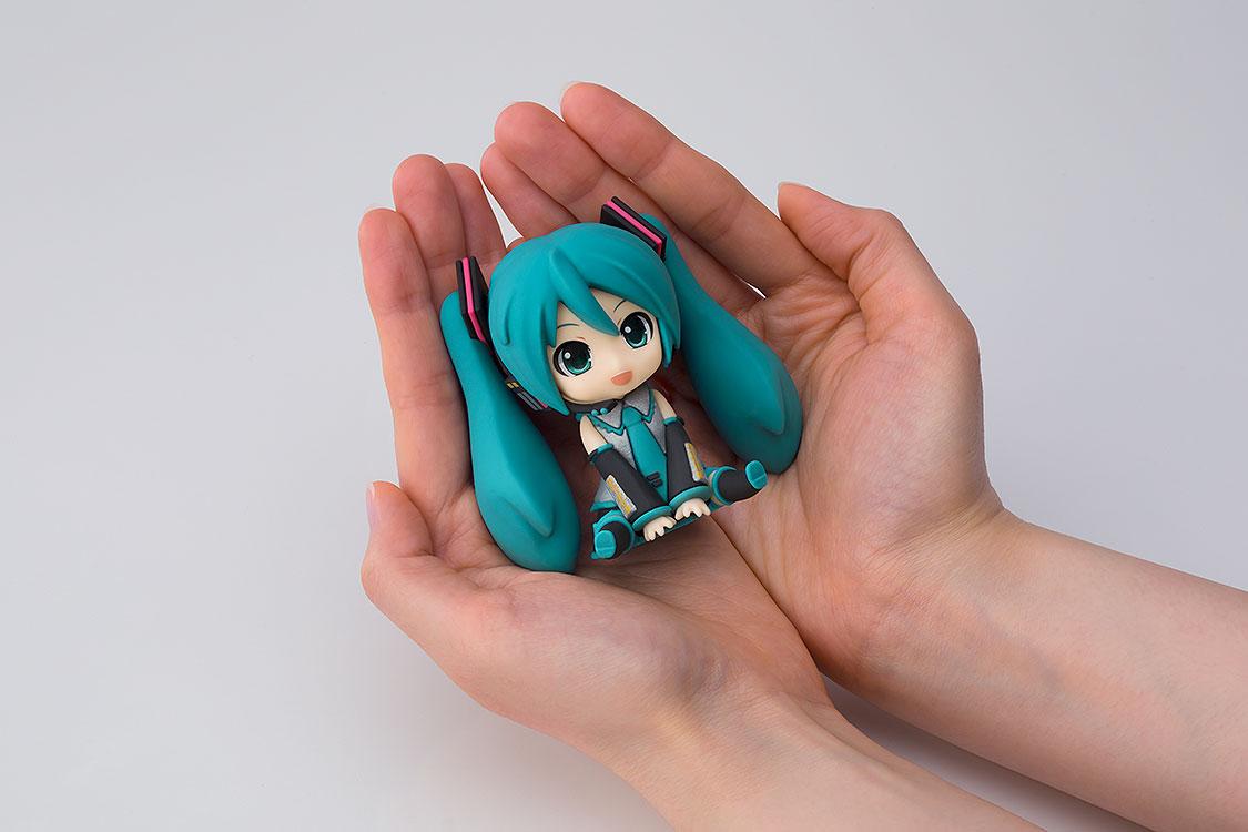 《初音未來》_角色·歌手·系列01 可動小人+ 《初音未來》 拉桿箱掛飾