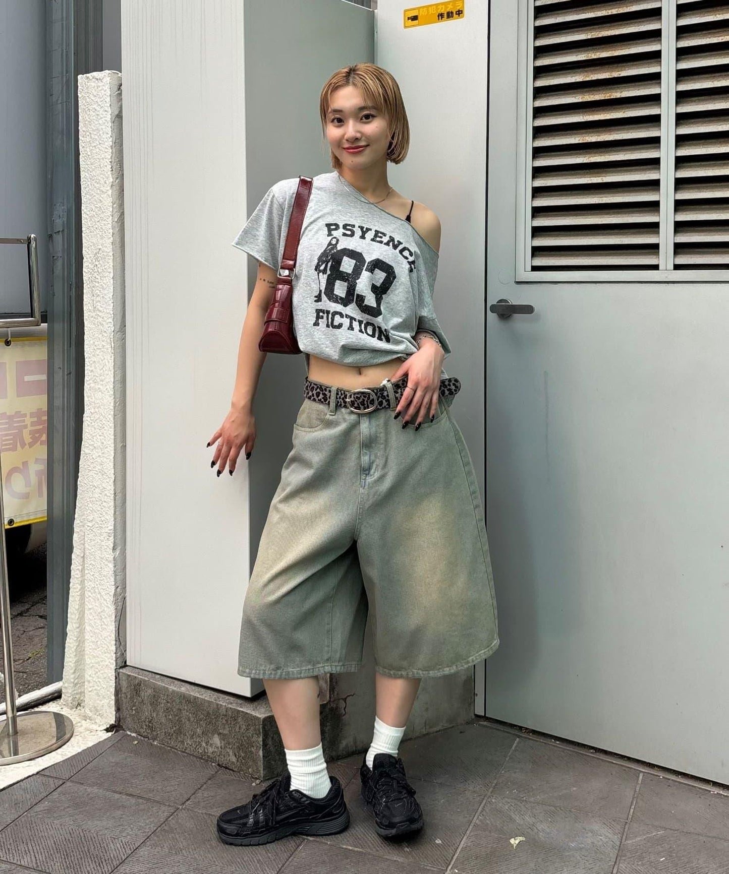 艾略特露肩T恤