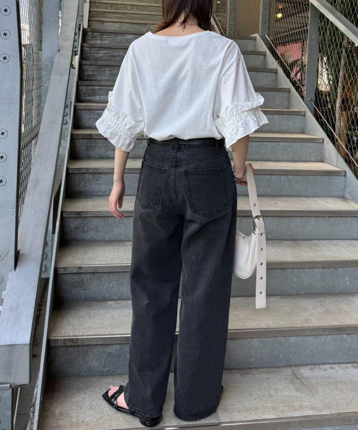 袖口褶邊荷葉邊設計T恤