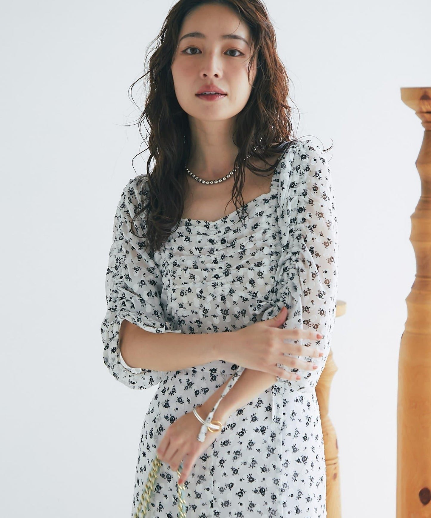 單色小花印花鬆緊袖襯衫