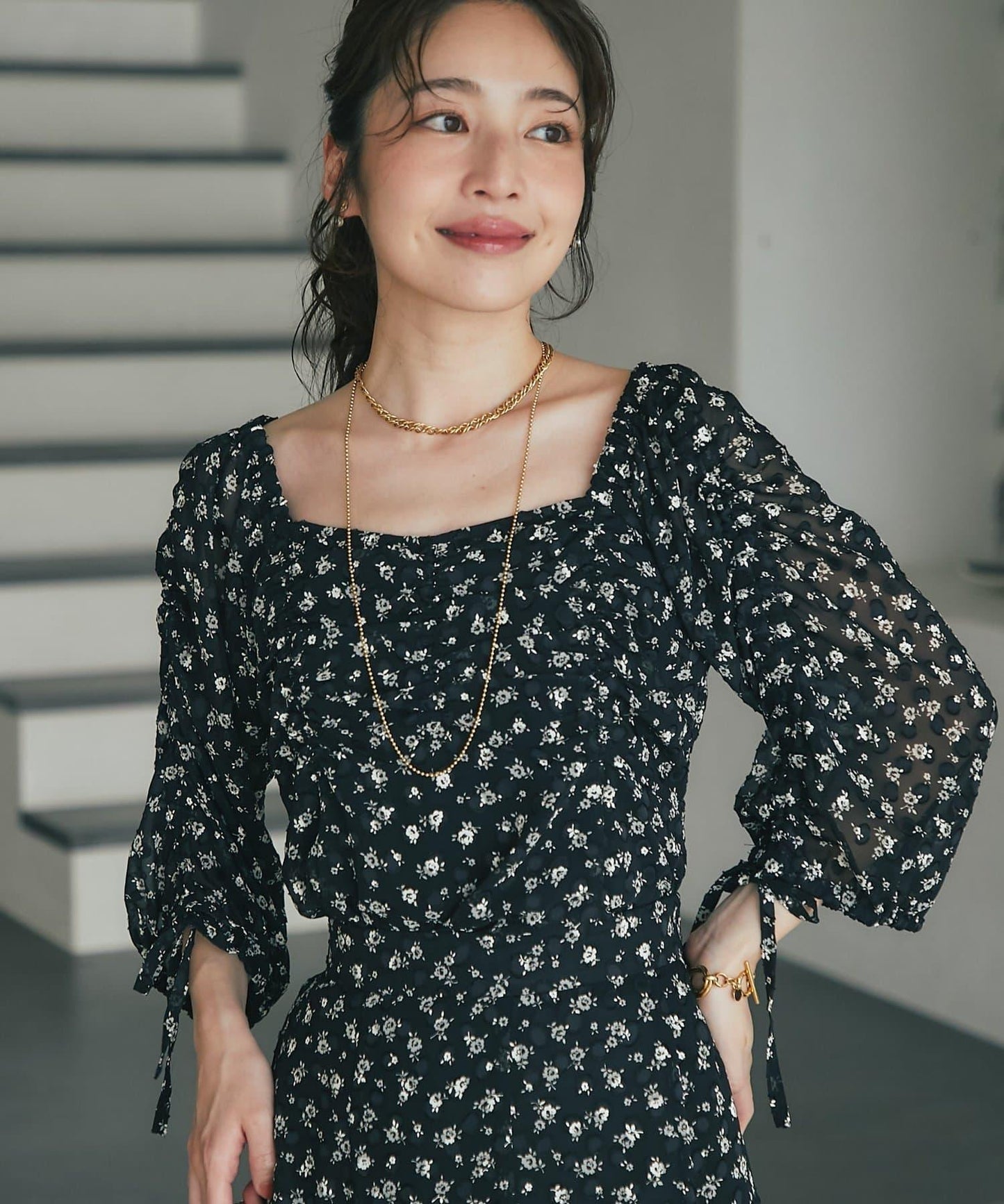 單色小花印花鬆緊袖襯衫