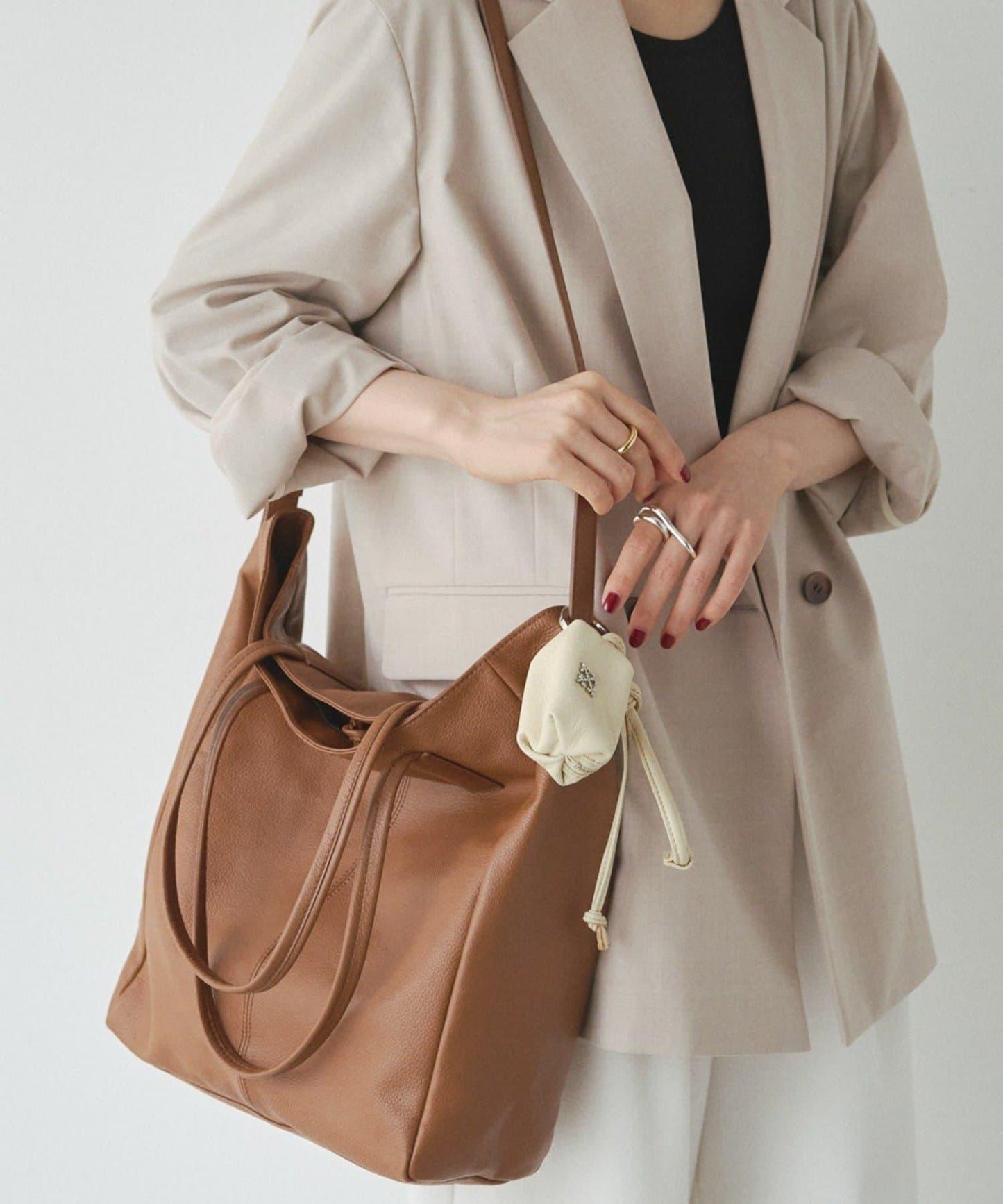 帶卡拉賓的小型皮革掛件袋