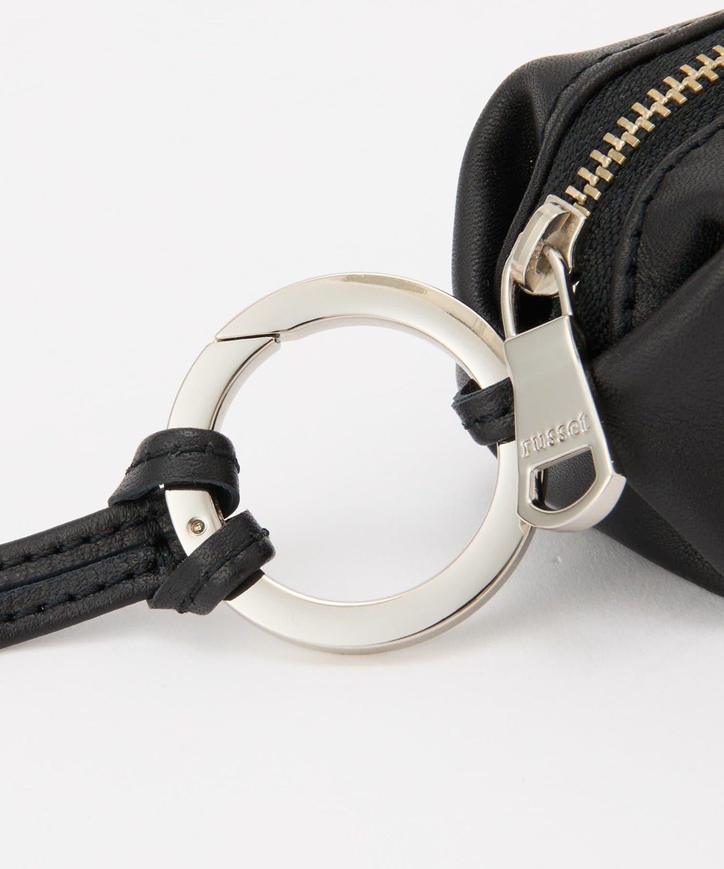 帶卡拉賓的小型皮革掛件袋