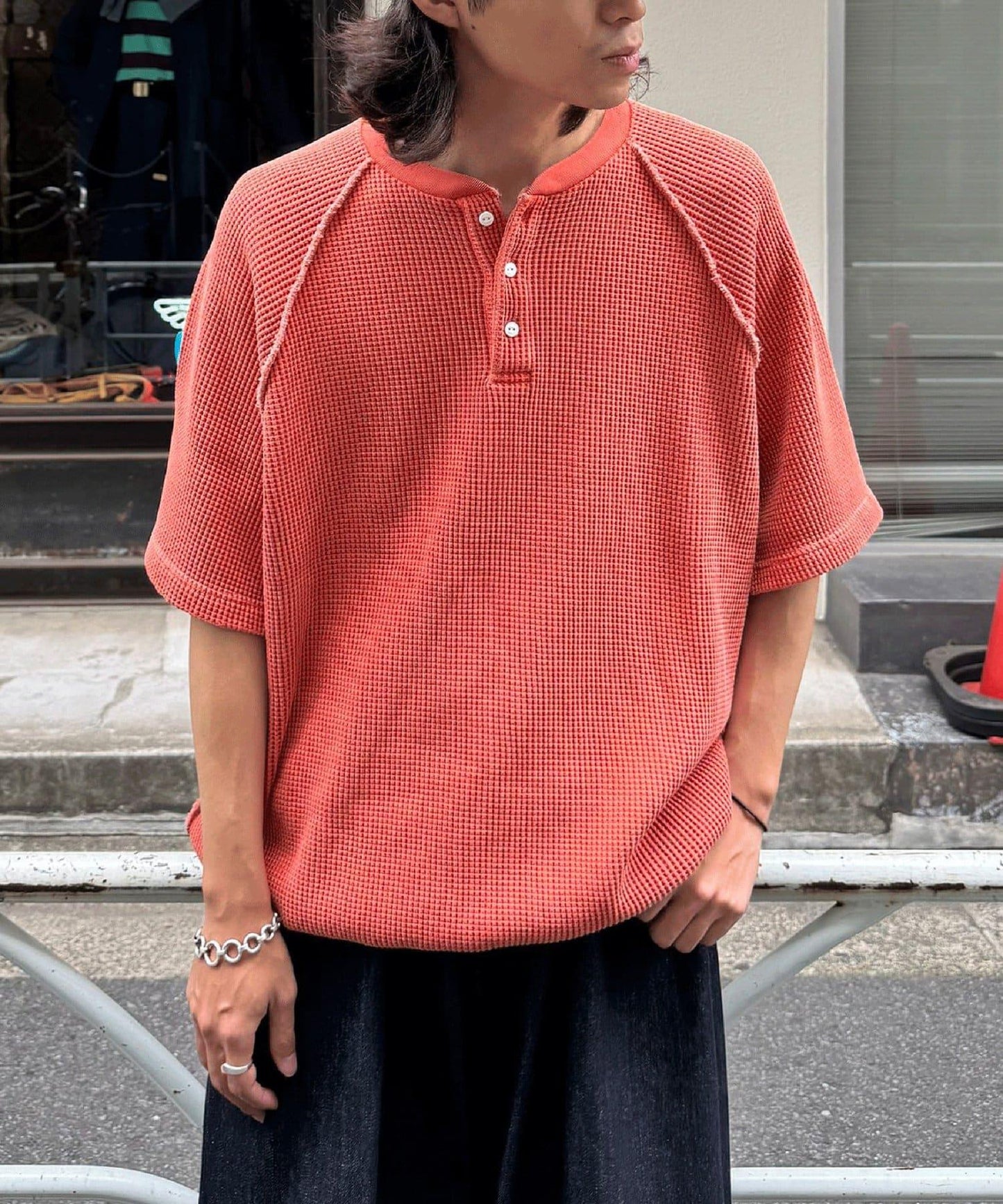 顏料呢華夫餅亨利領T恤