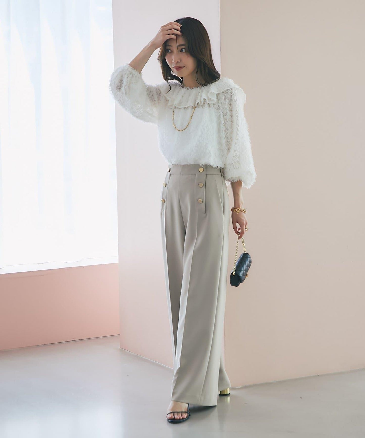 閃光羽毛提花荷葉領襯衫