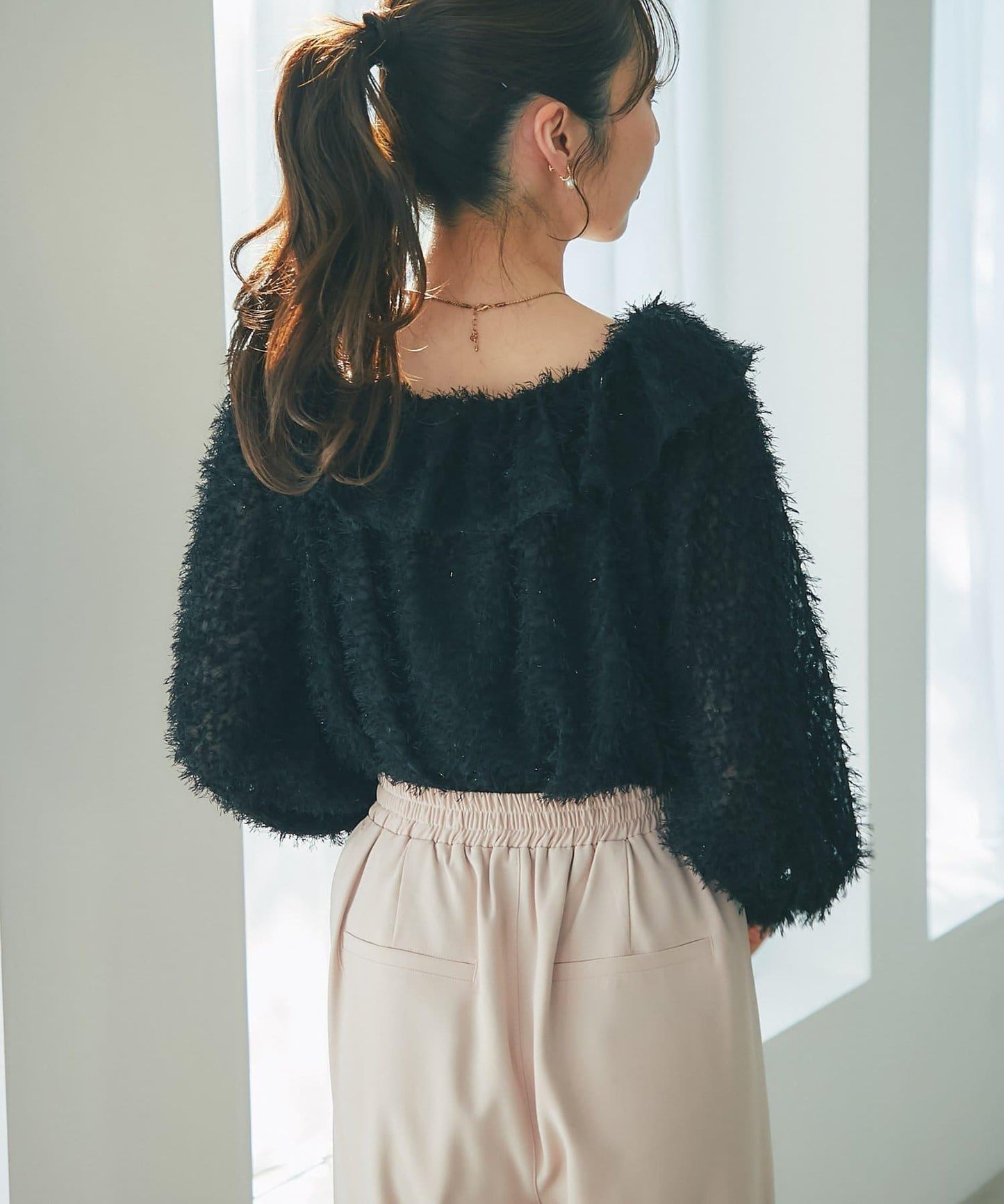 閃光羽毛提花荷葉領襯衫