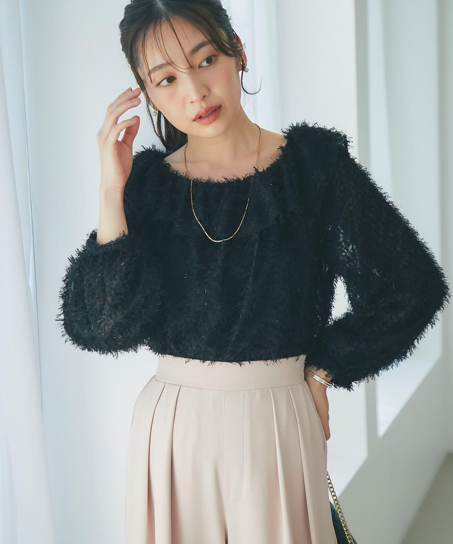 閃光羽毛提花荷葉領襯衫