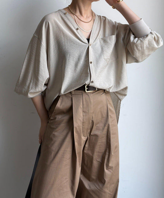 金色鈕釦V領襯衫