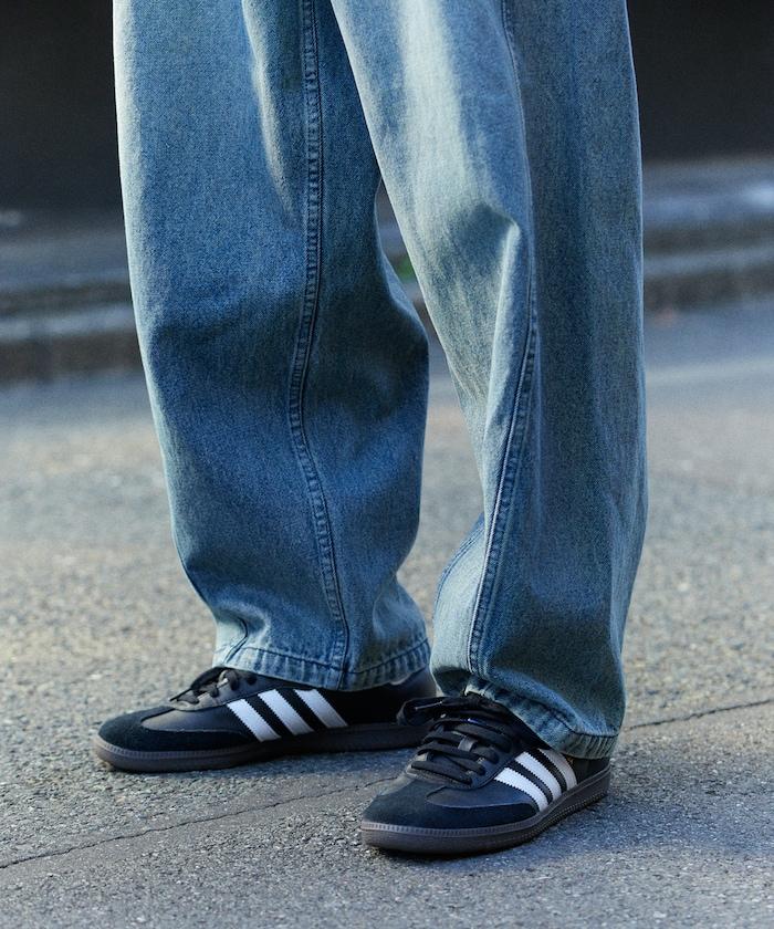 寬鬆版型扭曲彎曲牛仔褲