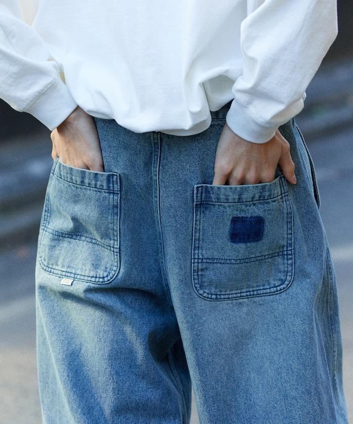 寬鬆版型扭曲彎曲牛仔褲