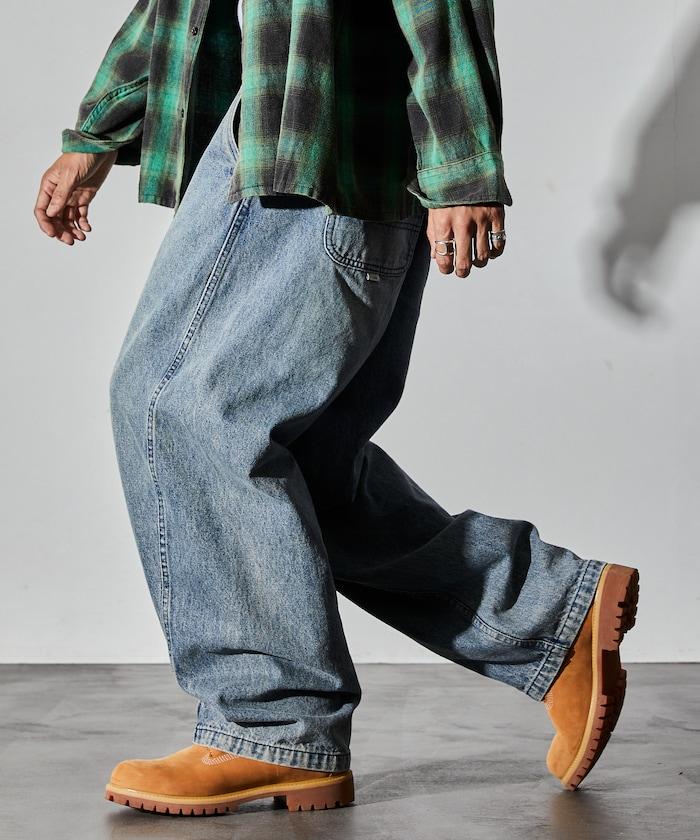 寬鬆版型扭曲彎曲牛仔褲