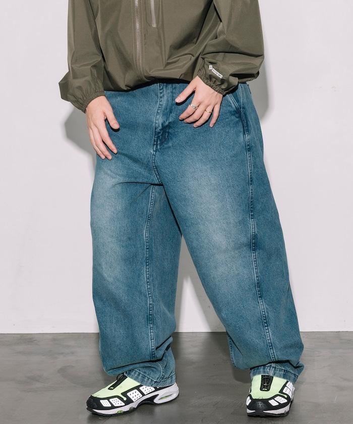 寬鬆版型扭曲彎曲牛仔褲