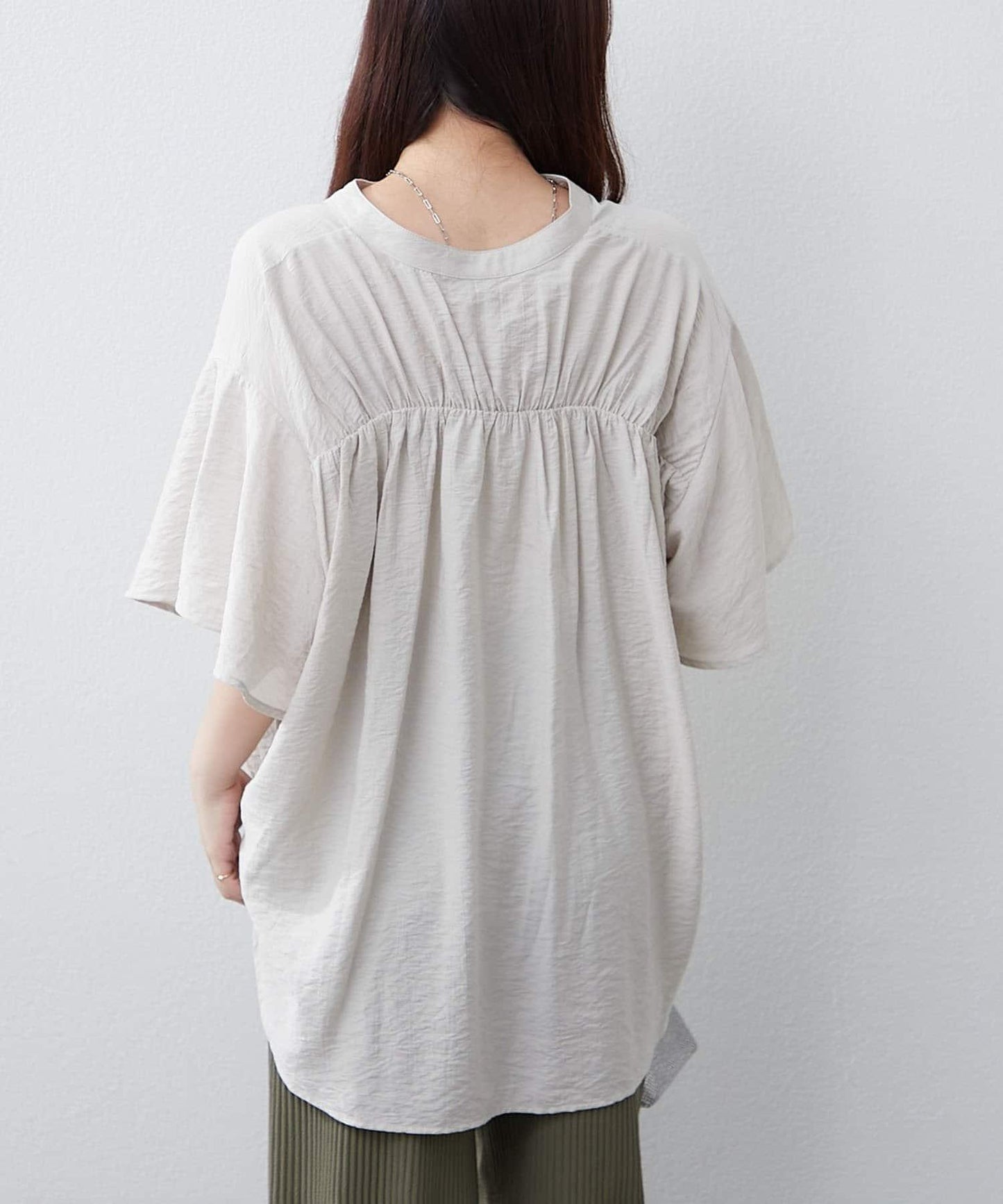 通勤穿搭首選!後背褶皺竹筍褶飾襯衫