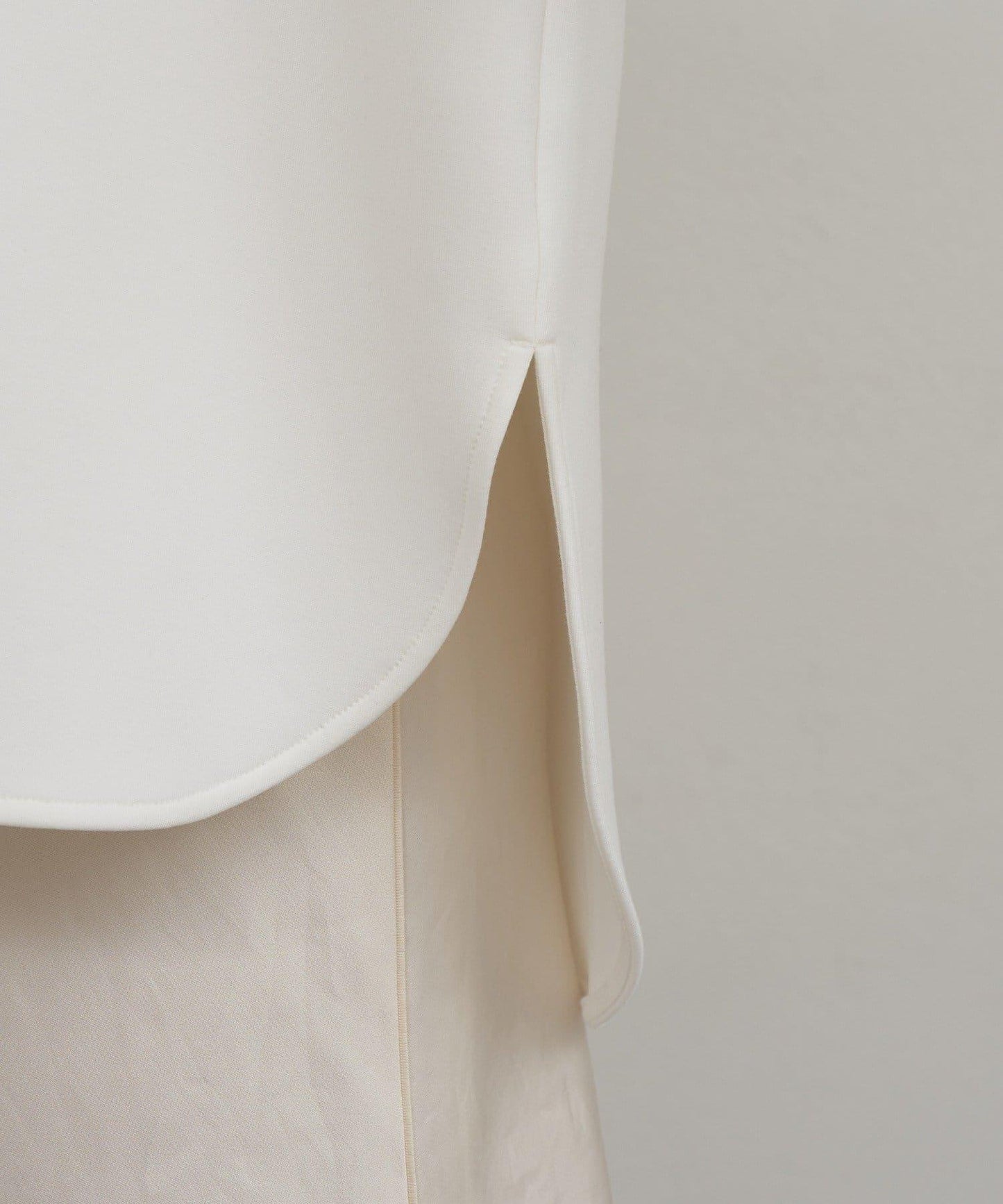 圓弧下襬套頭衫