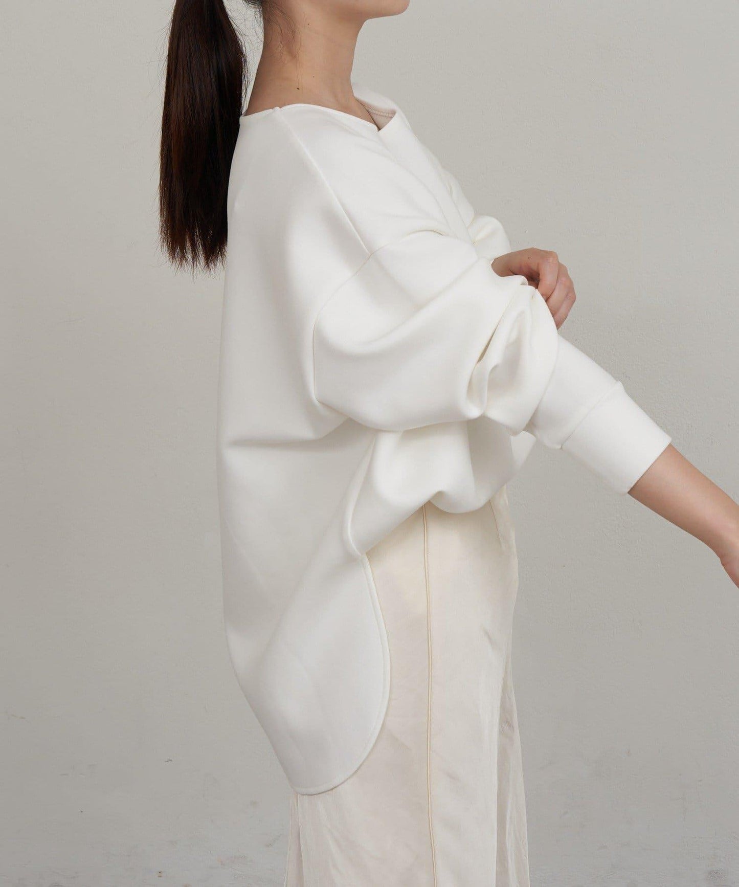 圓弧下襬套頭衫