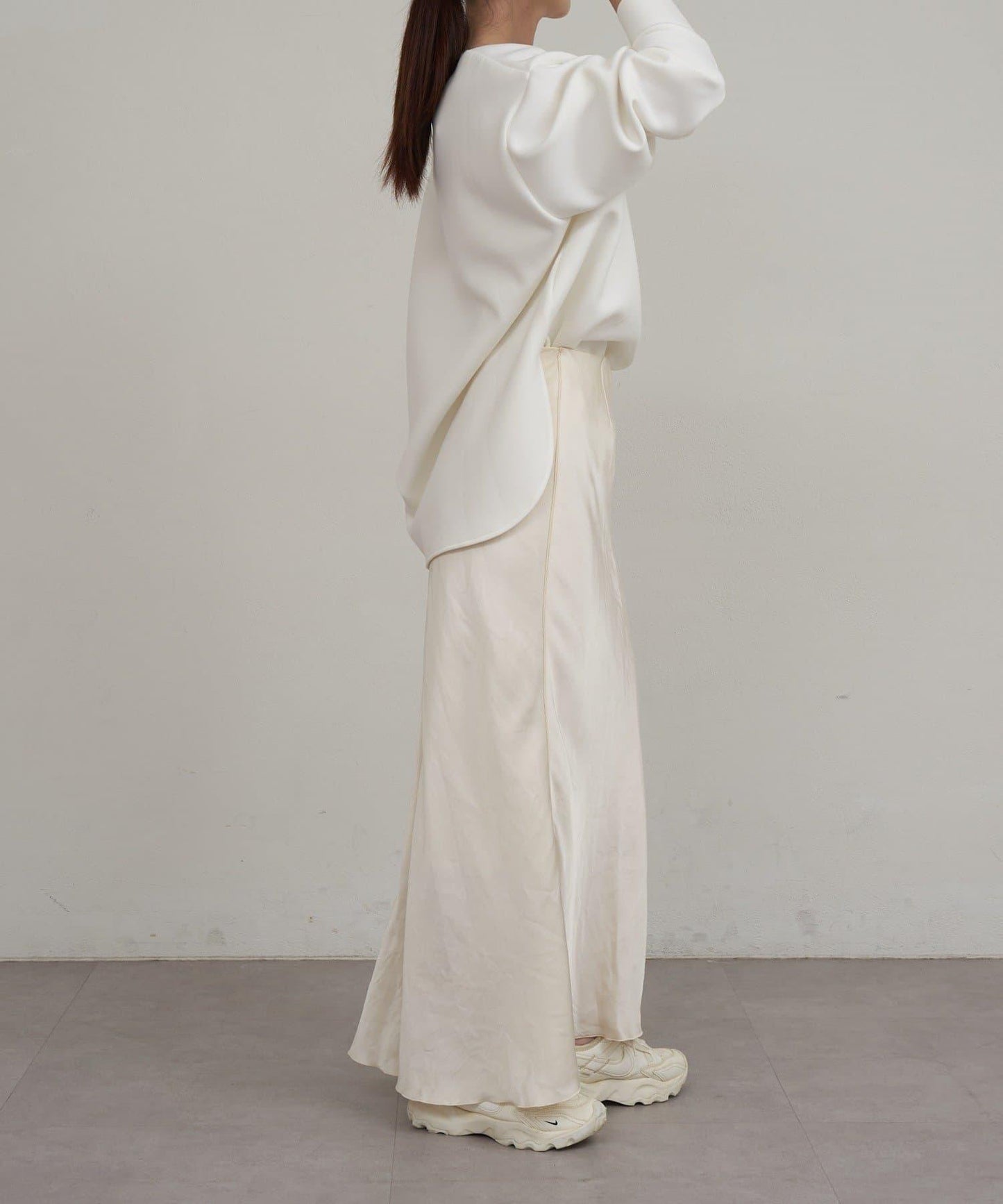 圓弧下襬套頭衫