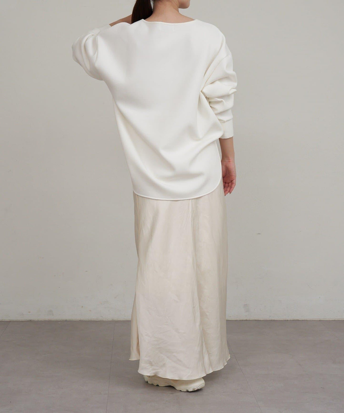 圓弧下襬套頭衫