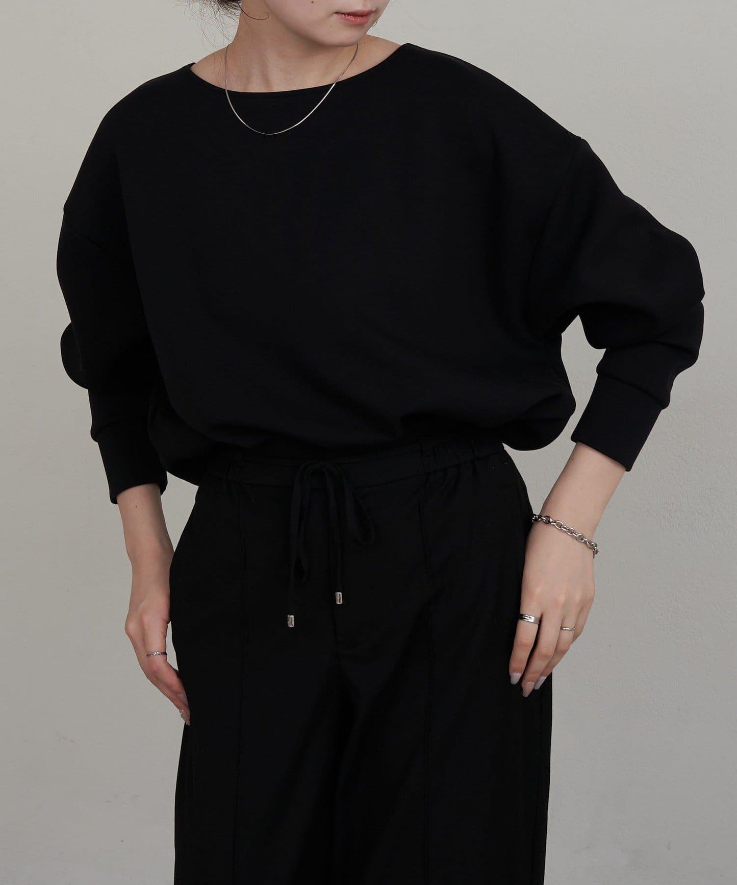 圓弧下襬套頭衫