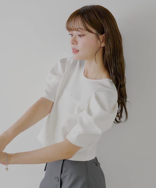 【Chico】後背開口珍珠裝飾墊肩T恤