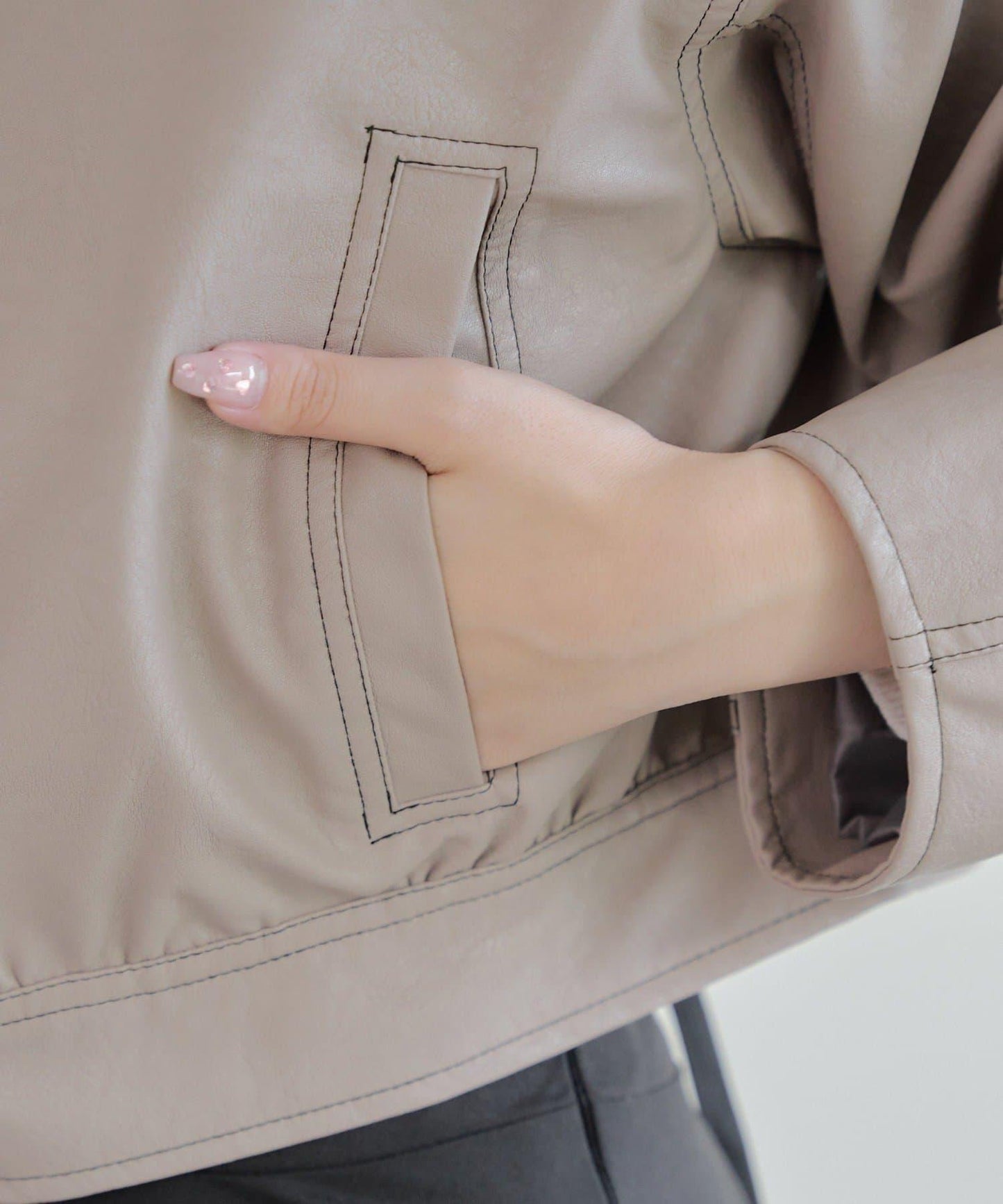 拼色仿皮縫線短夾克