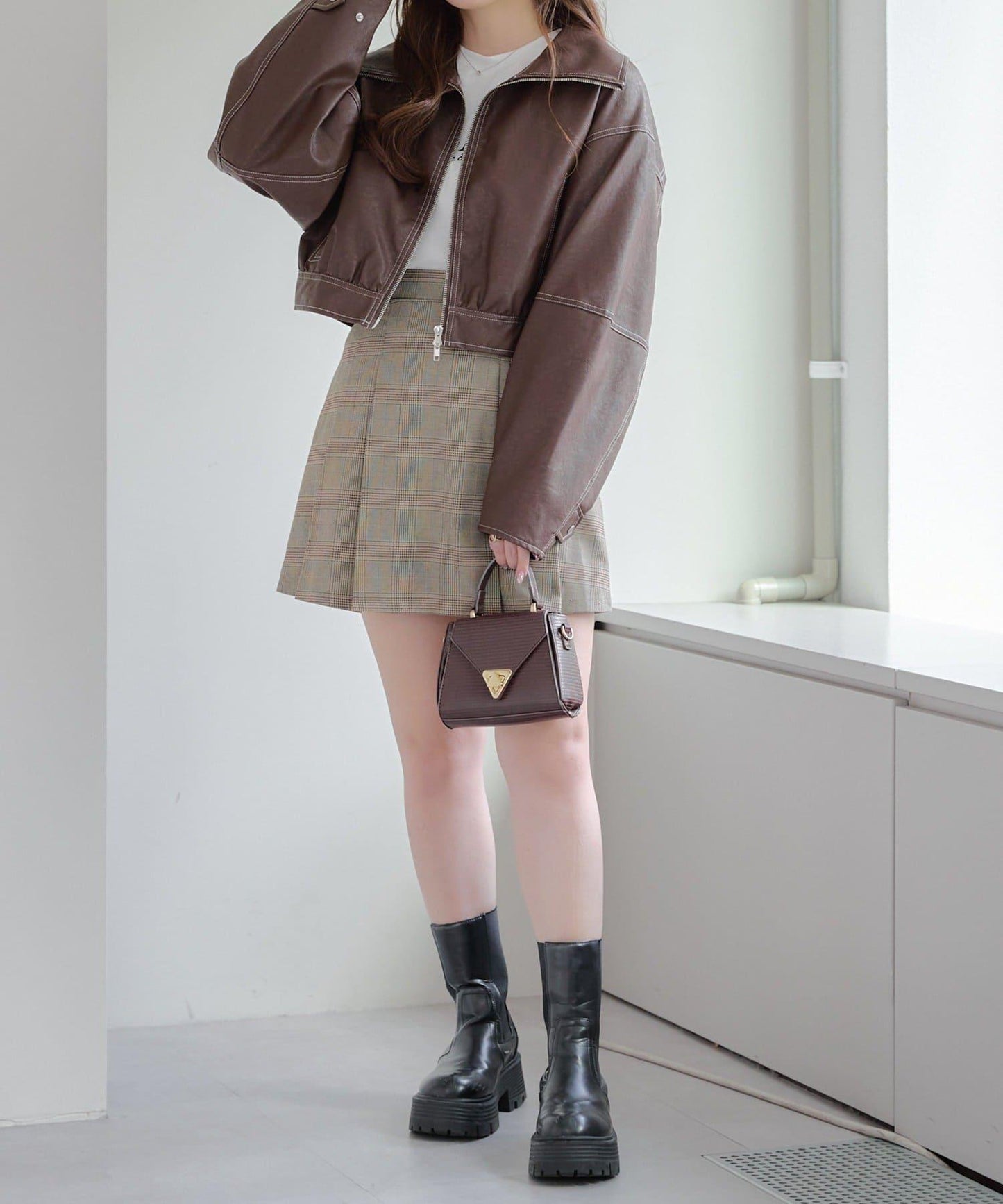 拼色仿皮縫線短夾克