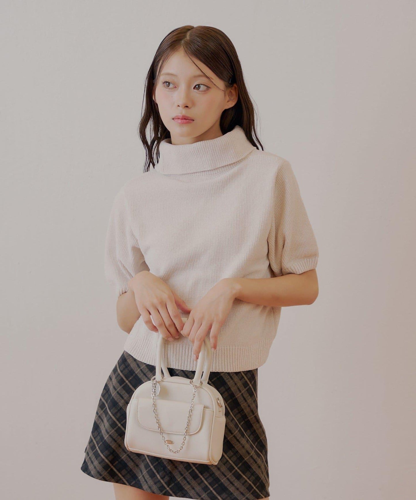 【Chico】亮絲天鵝絨高領短袖針織衫