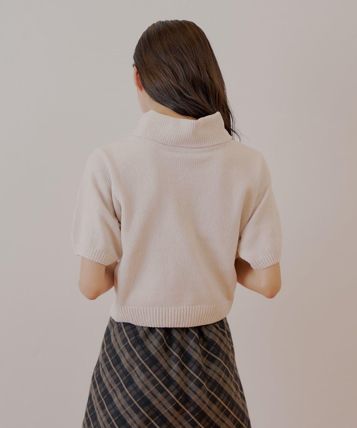 【Chico】亮絲天鵝絨高領短袖針織衫