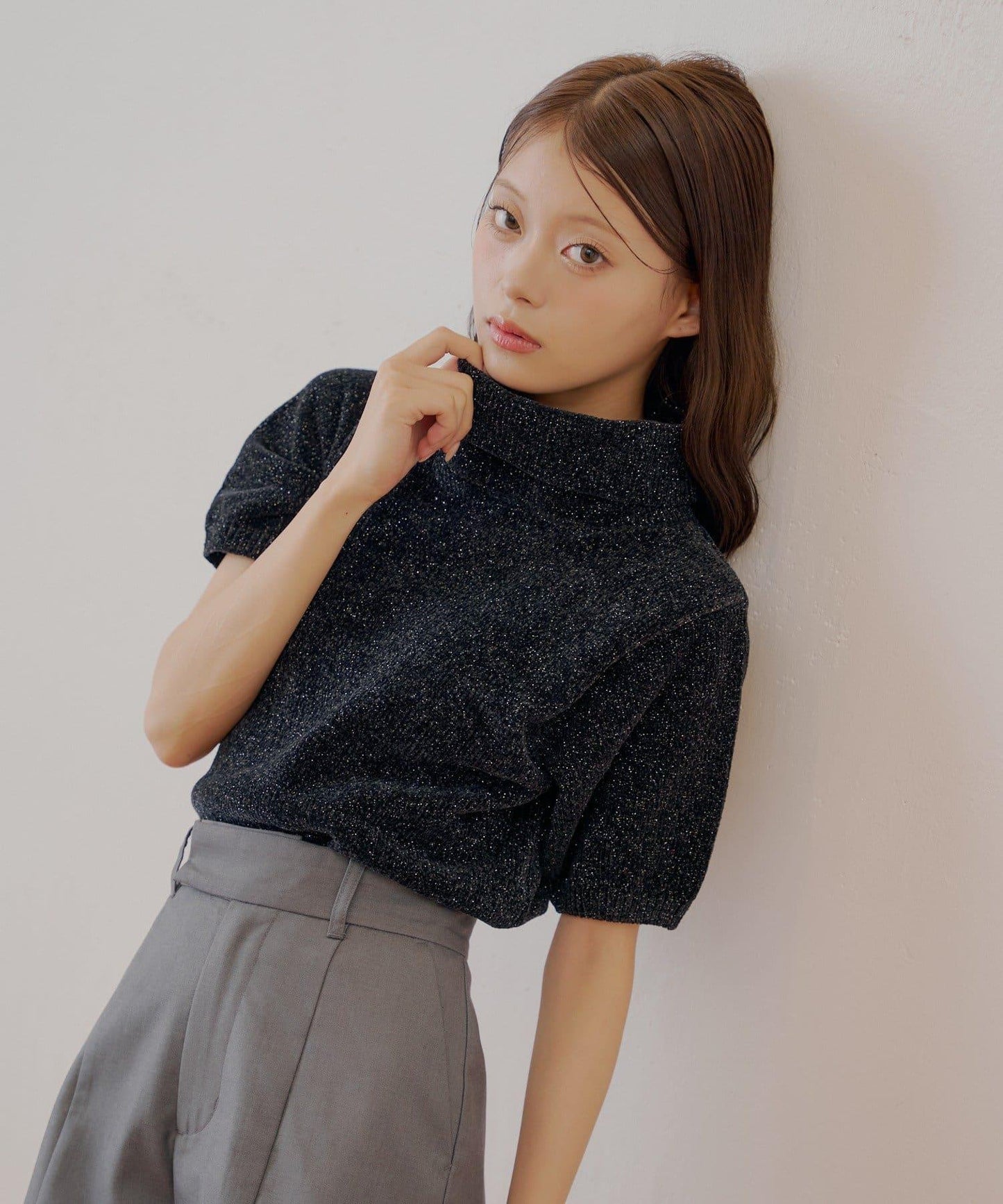 【Chico】亮絲天鵝絨高領短袖針織衫