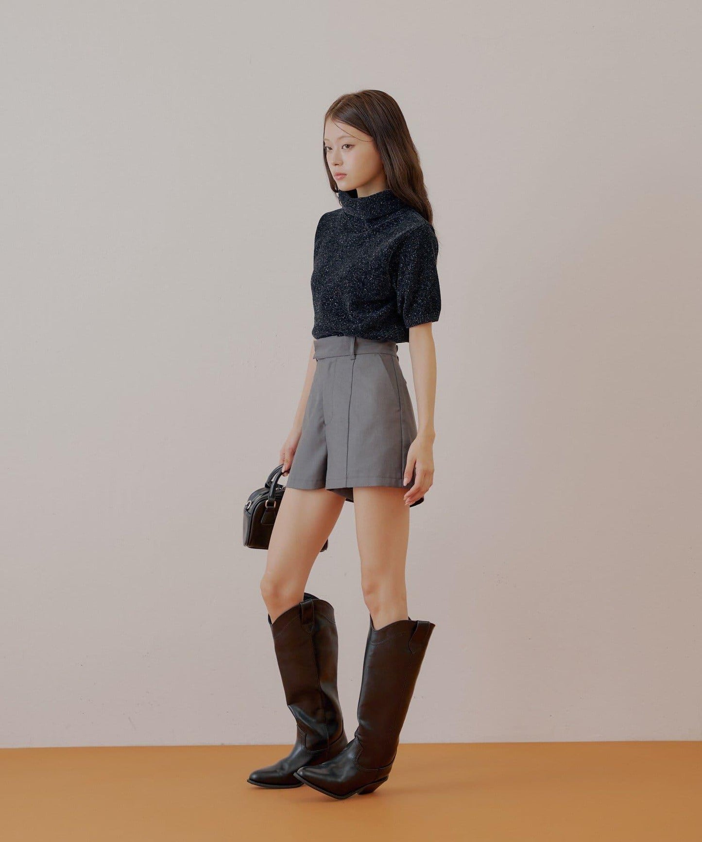 【Chico】亮絲天鵝絨高領短袖針織衫