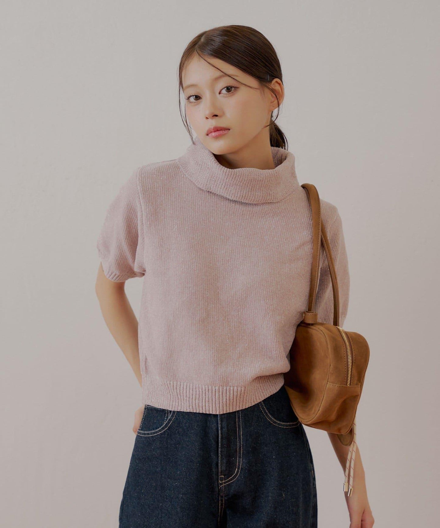 【Chico】亮絲天鵝絨高領短袖針織衫