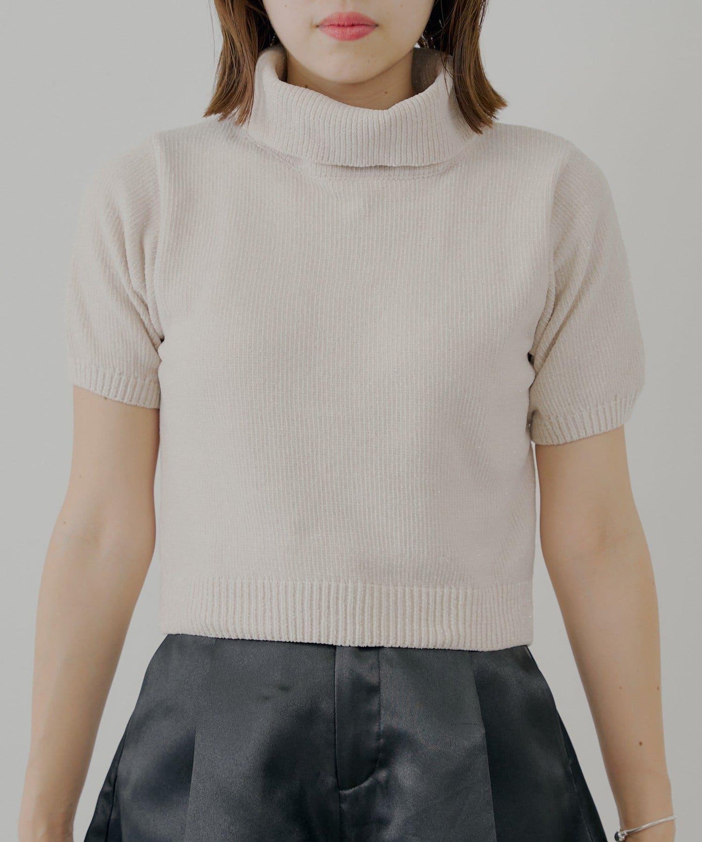 【Chico】亮絲天鵝絨高領短袖針織衫