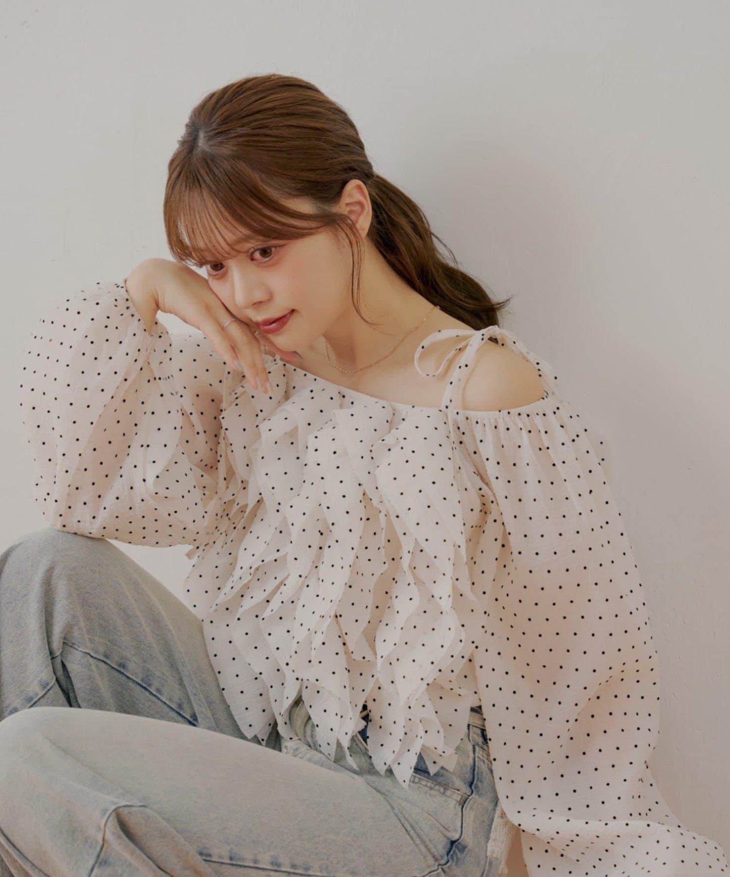 【Chico】荷葉邊一字肩襯衫