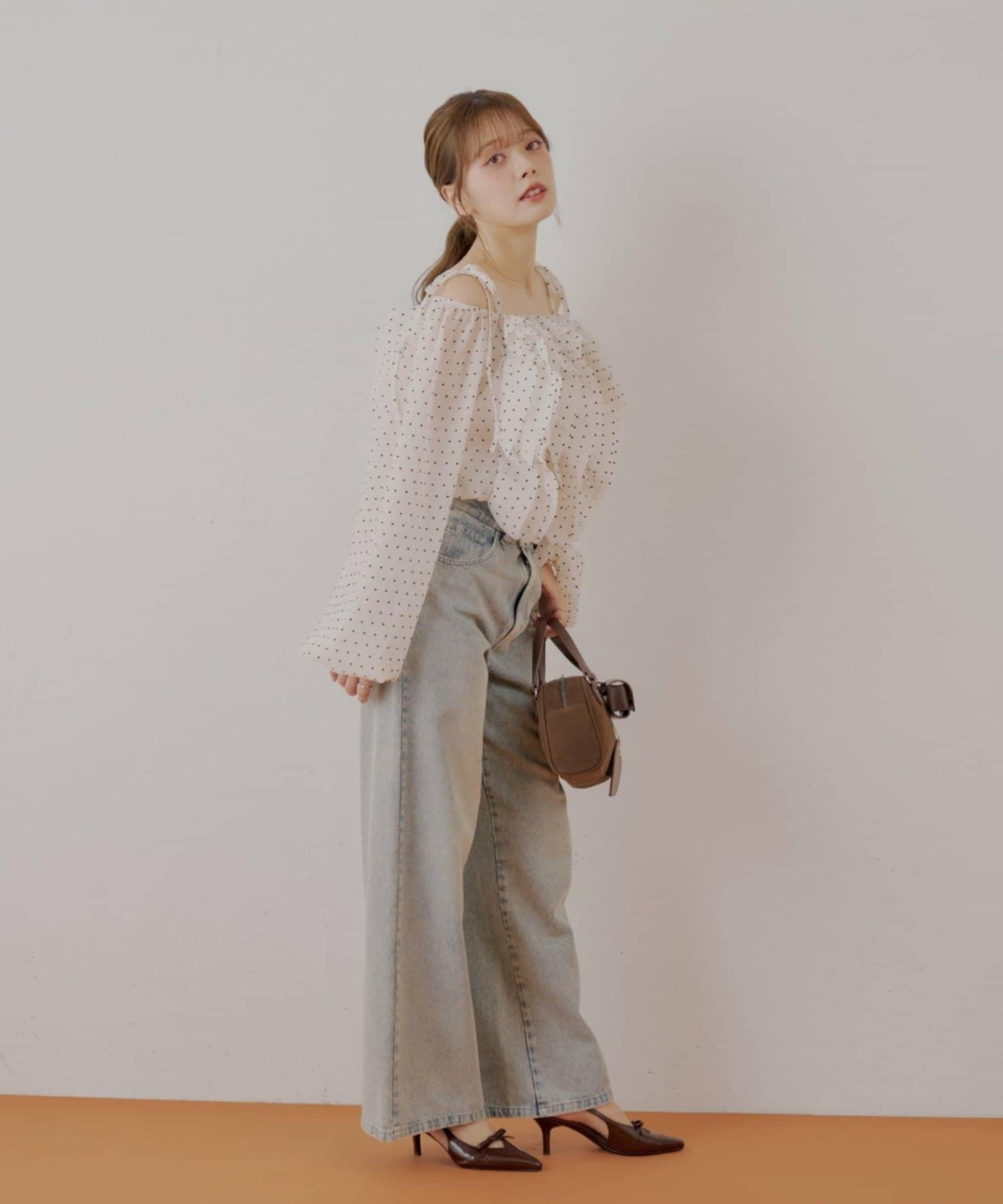 【Chico】荷葉邊一字肩襯衫