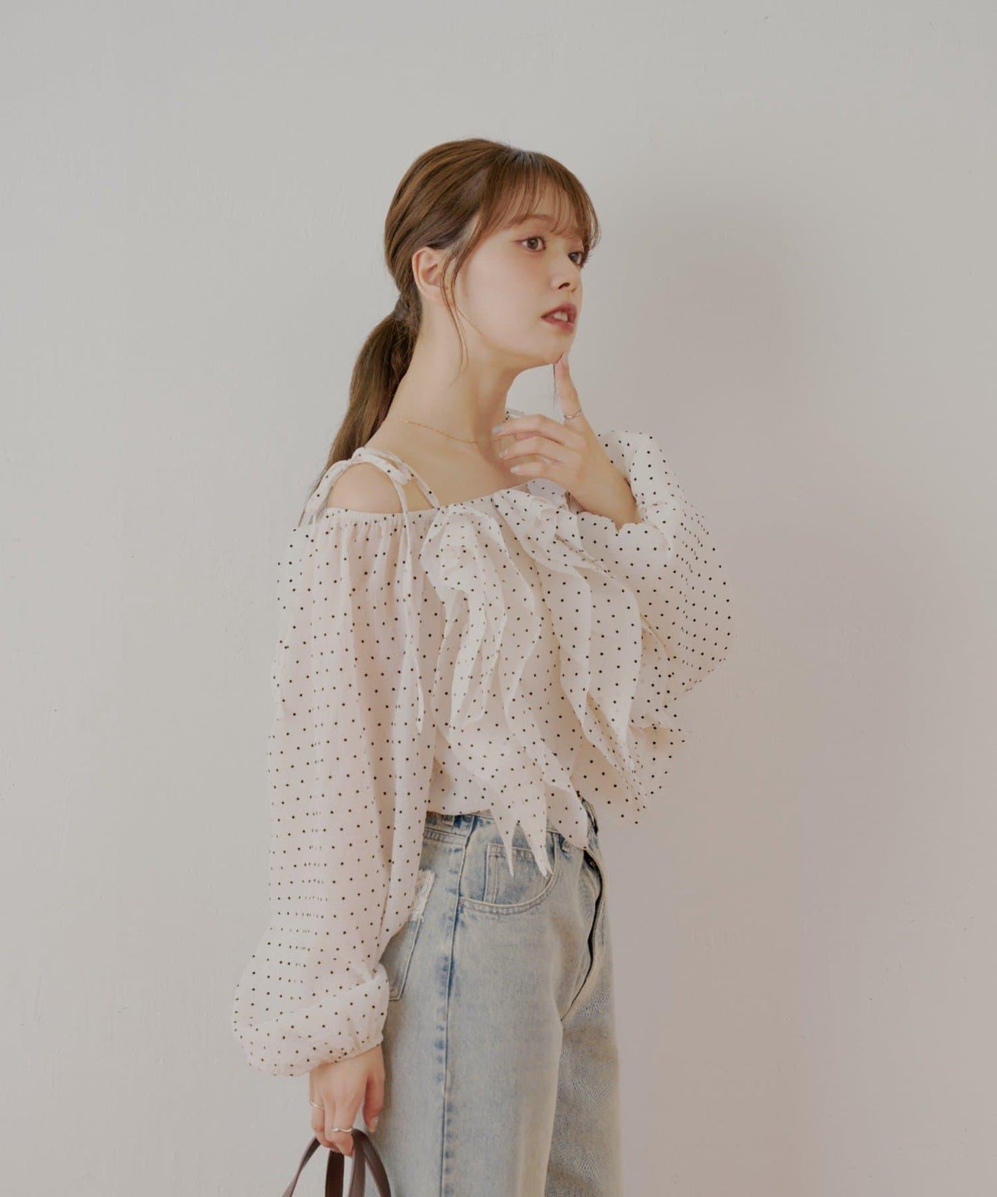 【Chico】荷葉邊一字肩襯衫