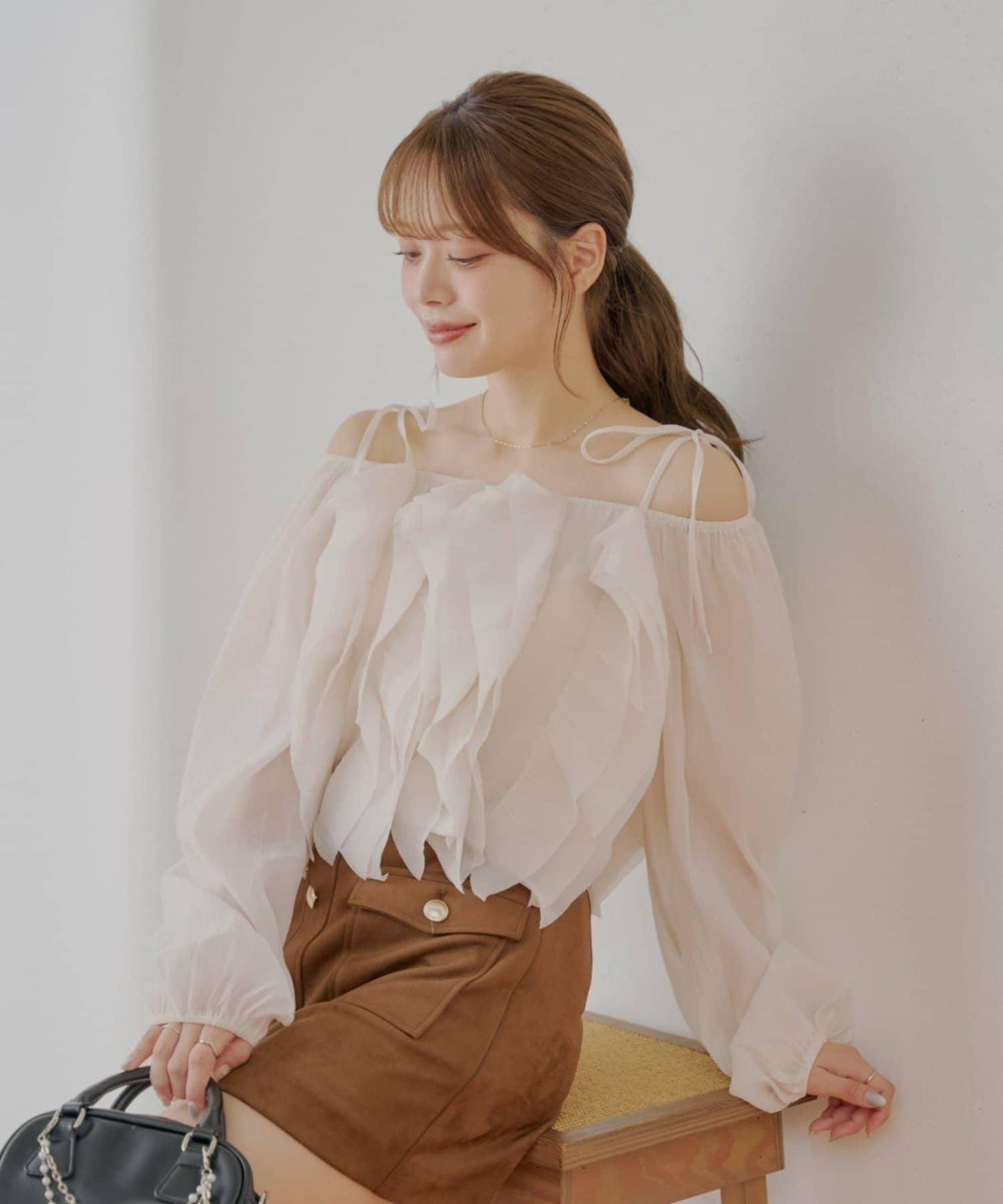 【Chico】荷葉邊一字肩襯衫