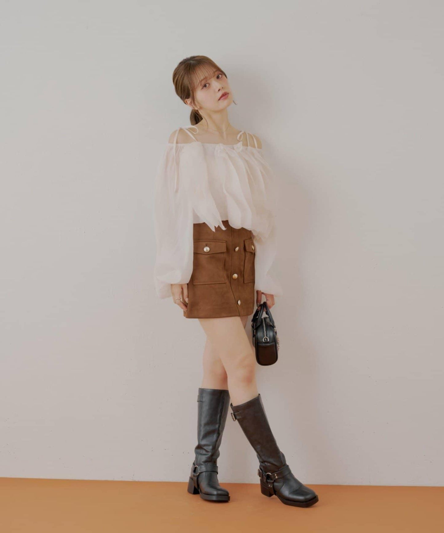 【Chico】荷葉邊一字肩襯衫