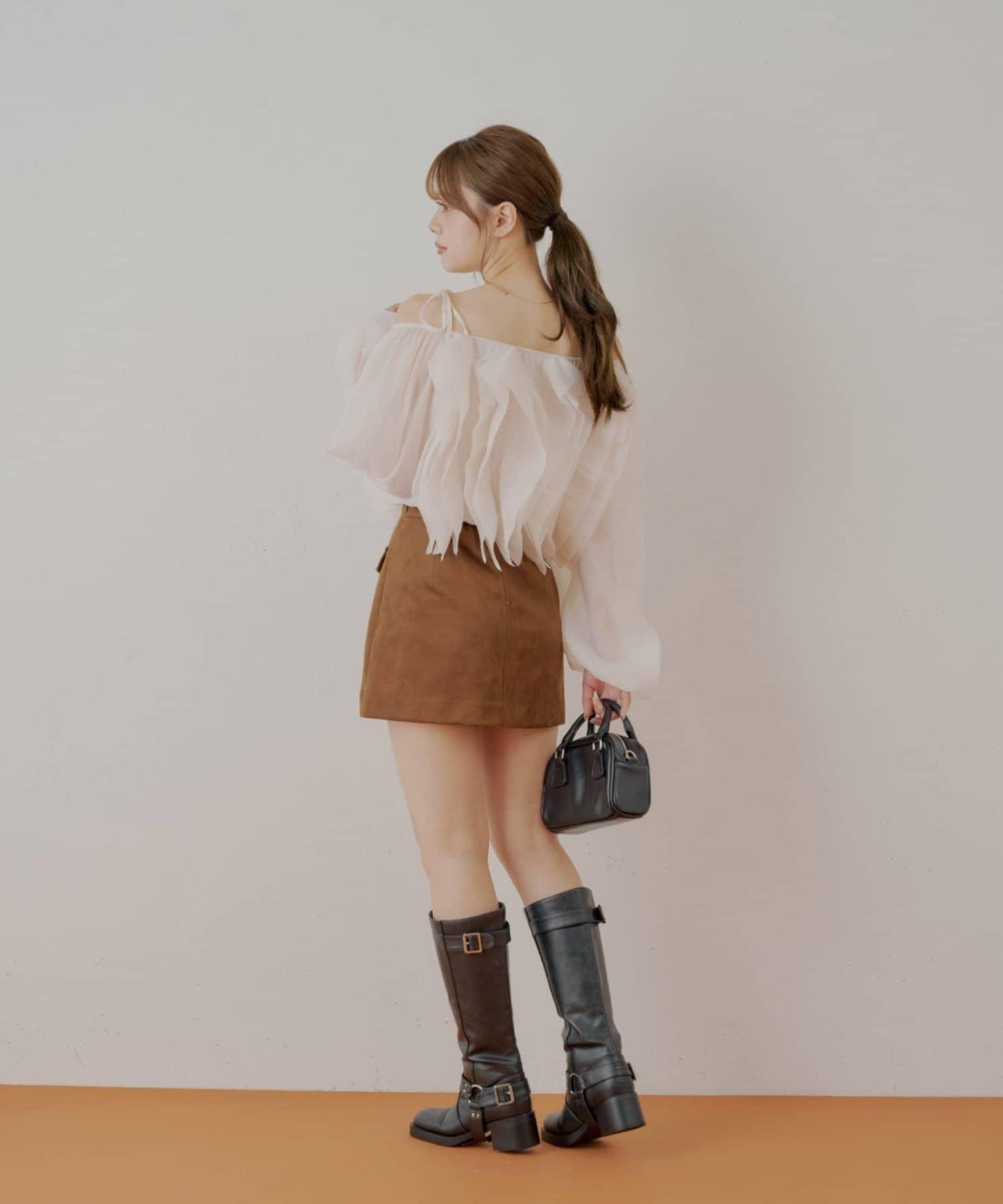 【Chico】荷葉邊一字肩襯衫