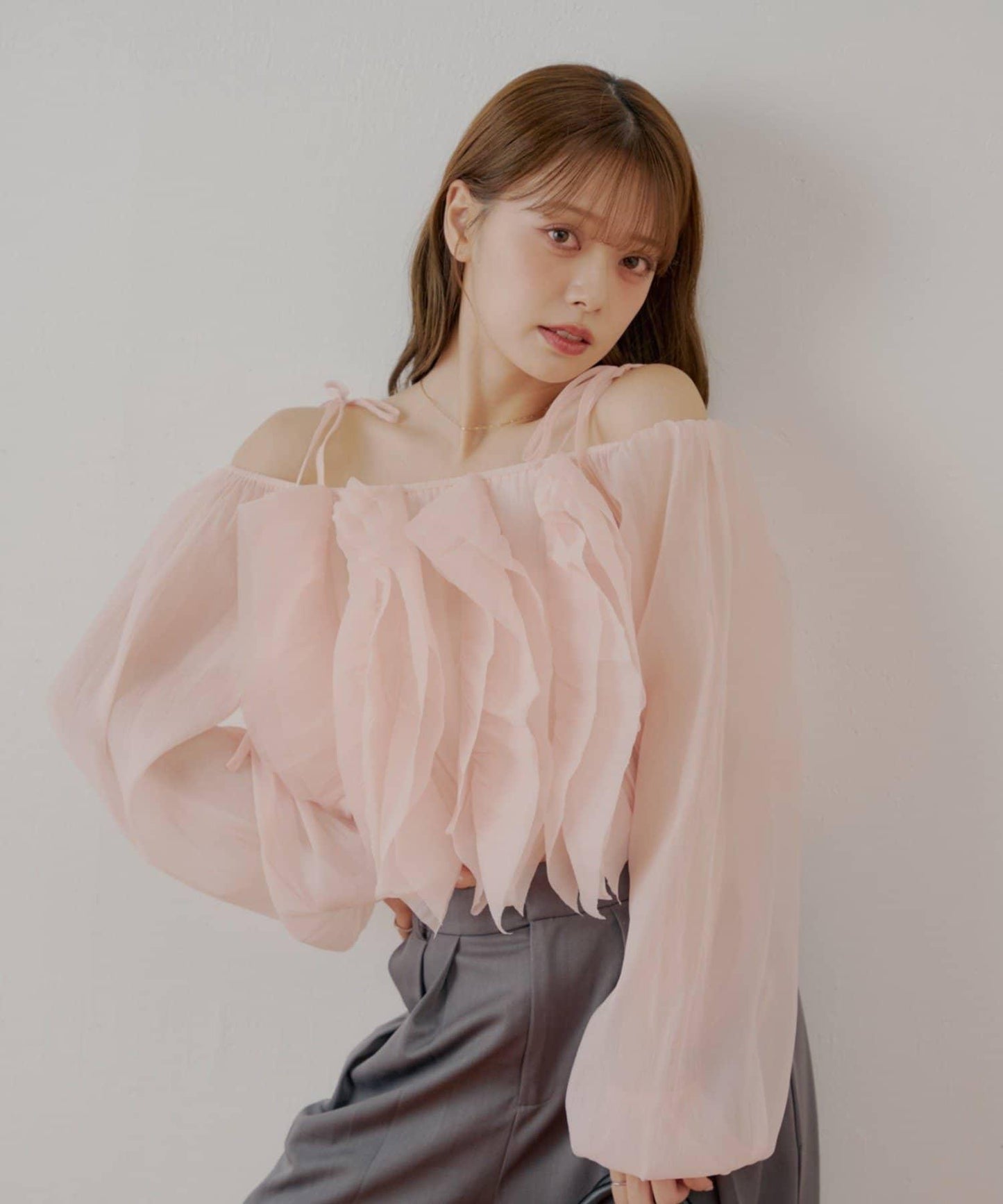 【Chico】荷葉邊一字肩襯衫