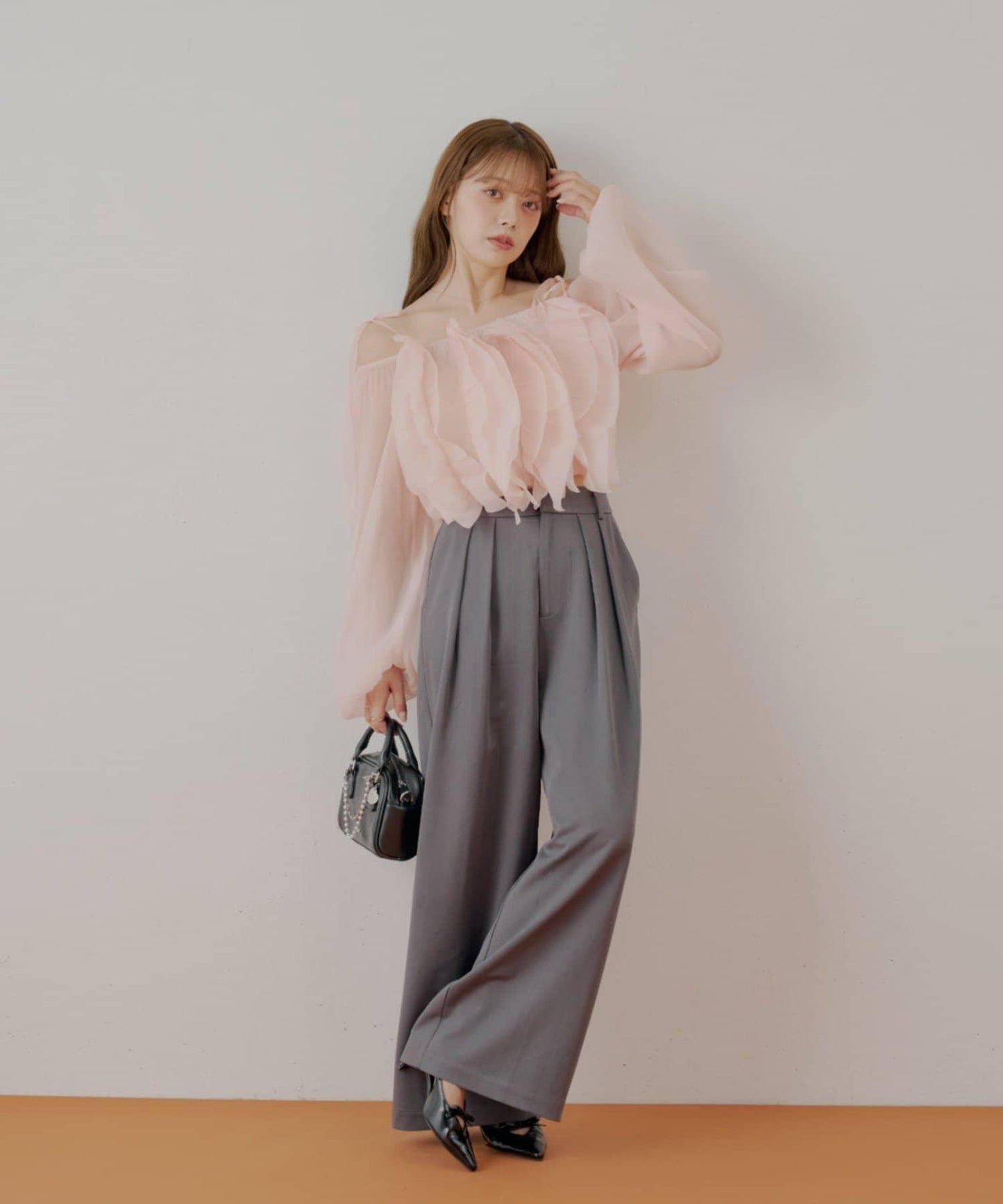 【Chico】荷葉邊一字肩襯衫