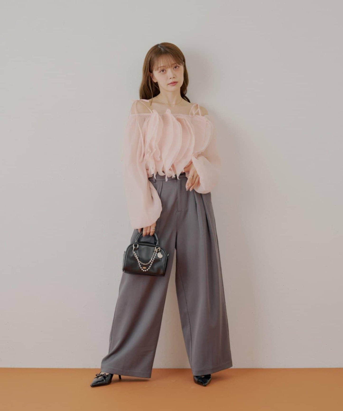 【Chico】荷葉邊一字肩襯衫