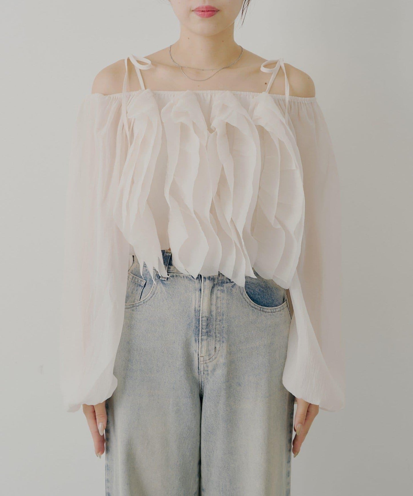 【Chico】荷葉邊一字肩襯衫