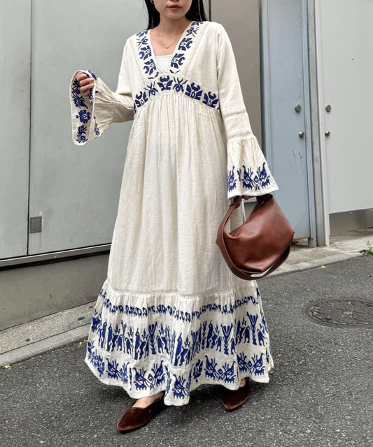 刺繡V領喇叭袖連衣裙
