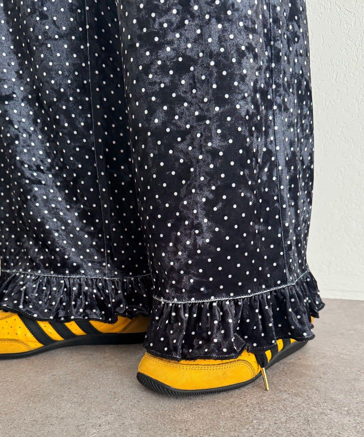 拼色圖案天鵝絨荷葉邊褲〈波點/花卉〉