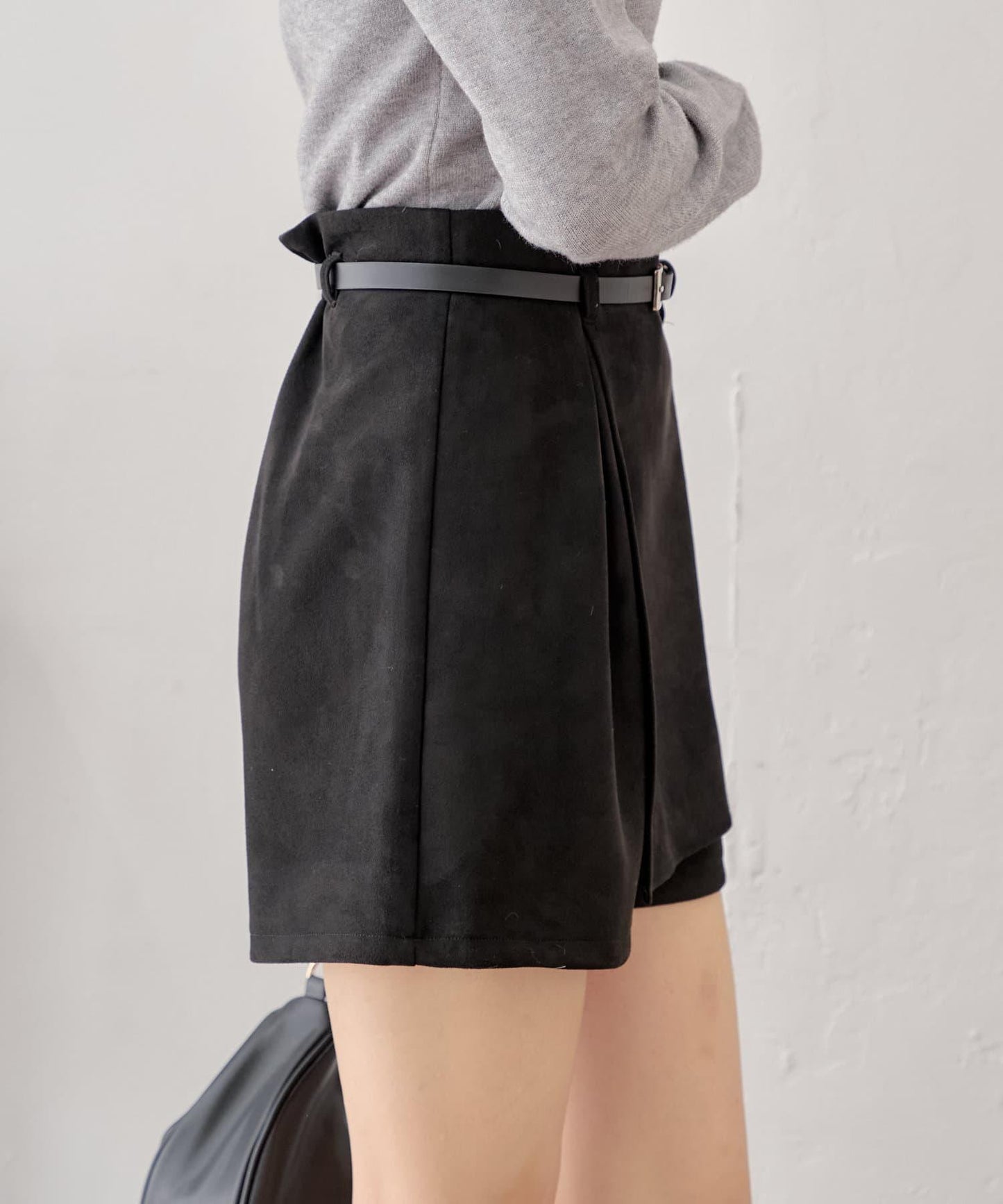 【Chico】附腰帶麂皮褶皺短褲