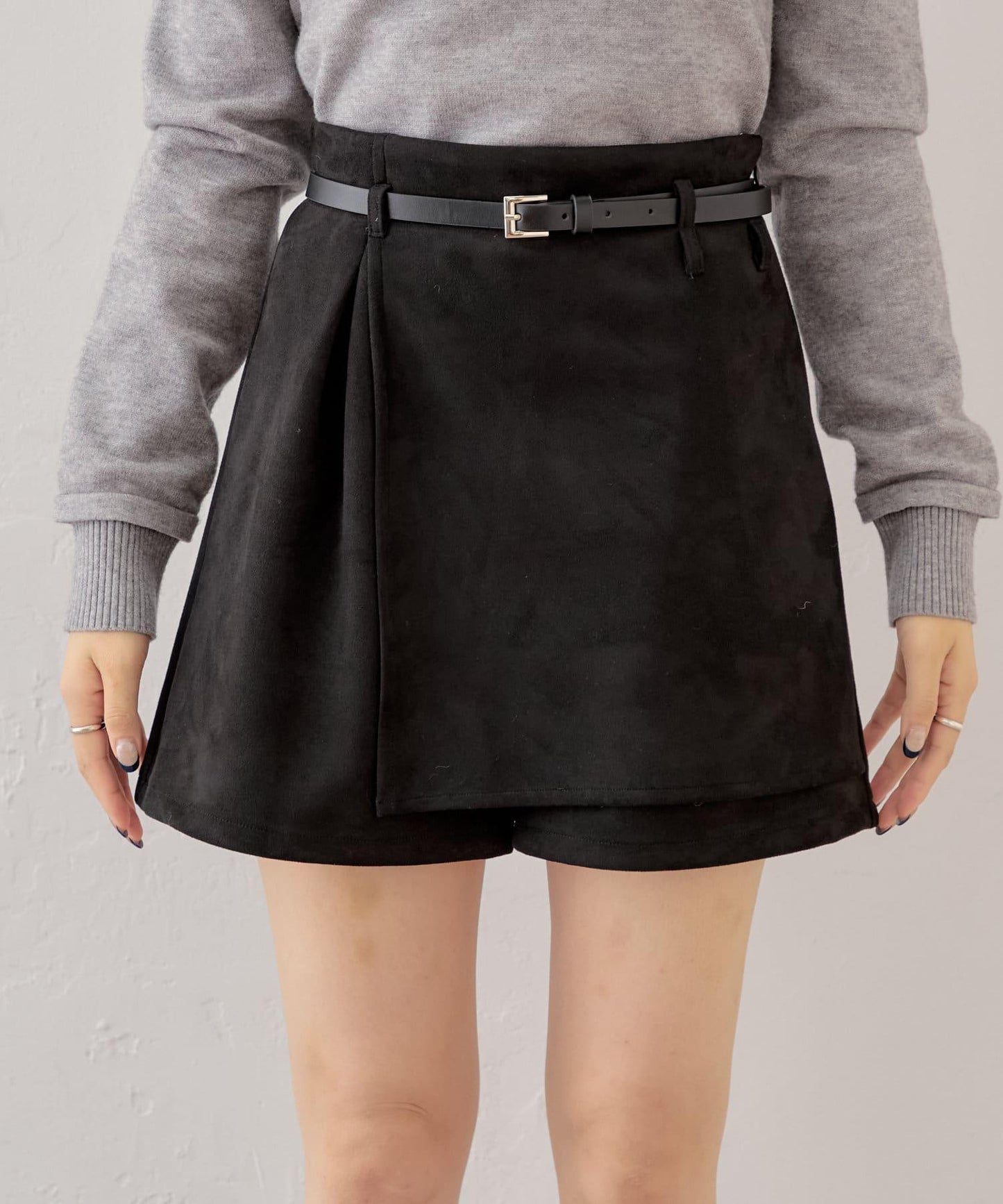 【Chico】附腰帶麂皮褶皺短褲