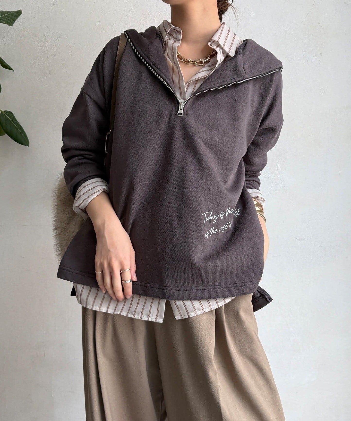 亮片字母連帽衛衣