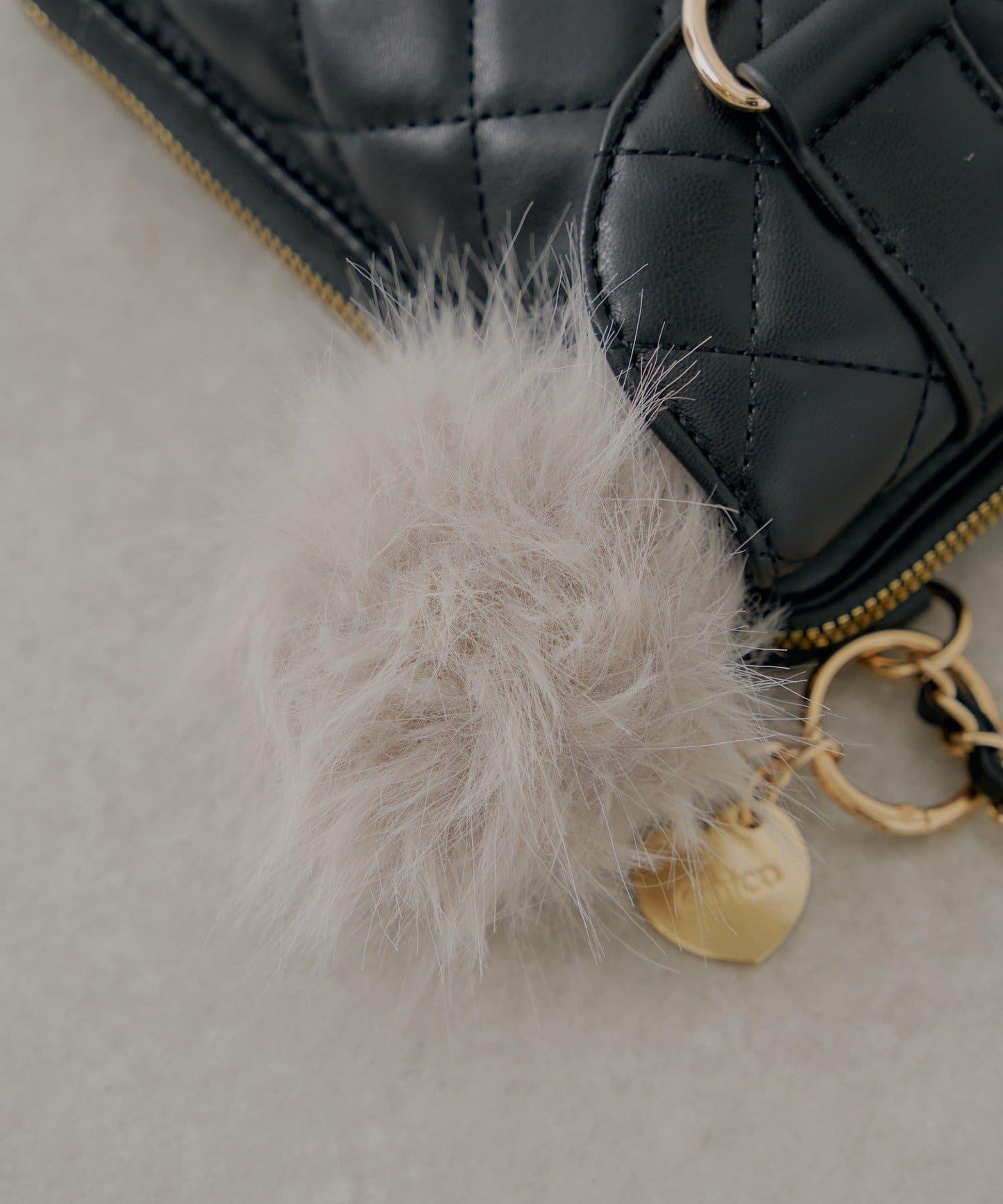 帶毛球掛飾絎縫手機包