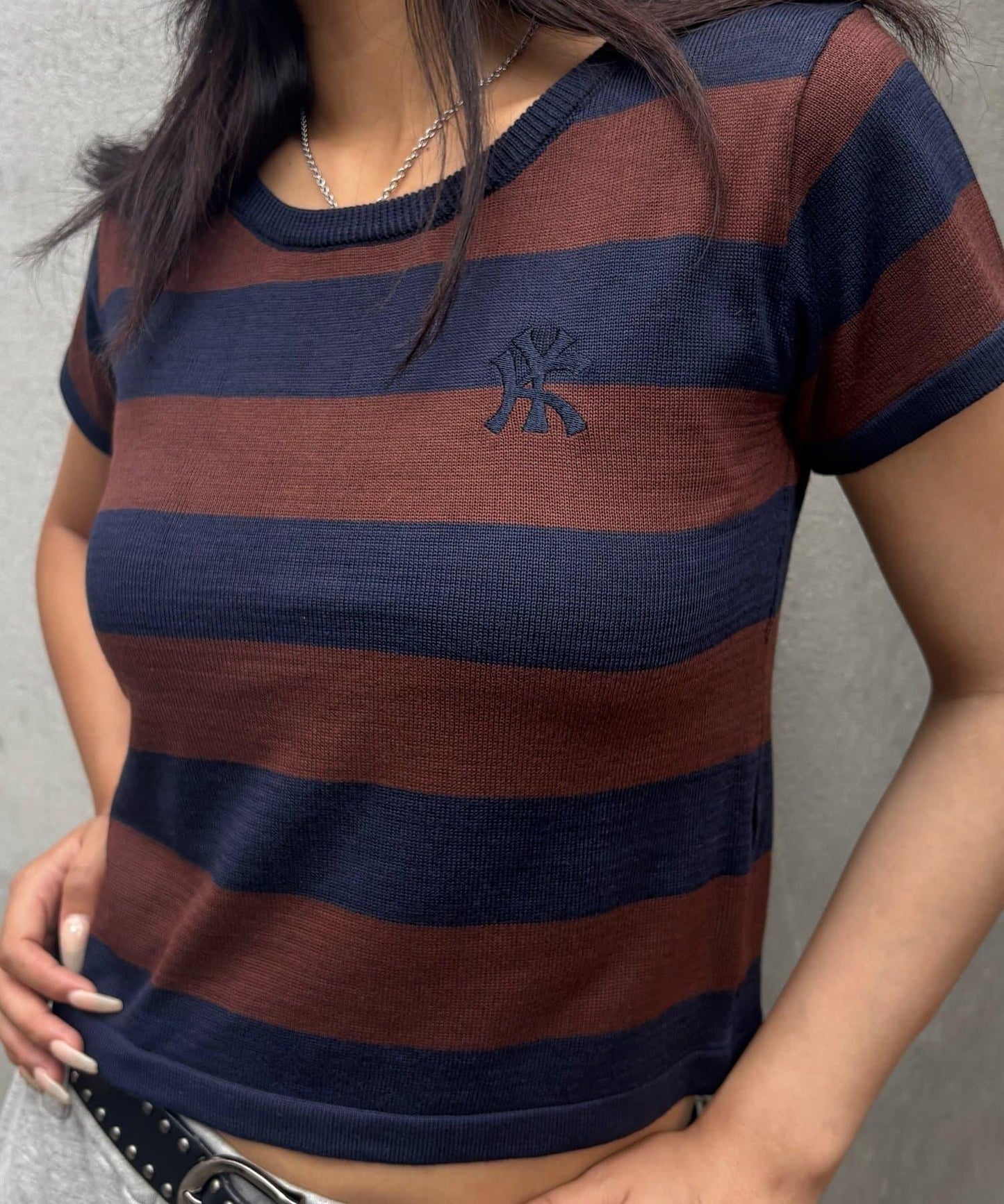 【WHO'S WHO gallery】橄欖球條紋修身針織衫